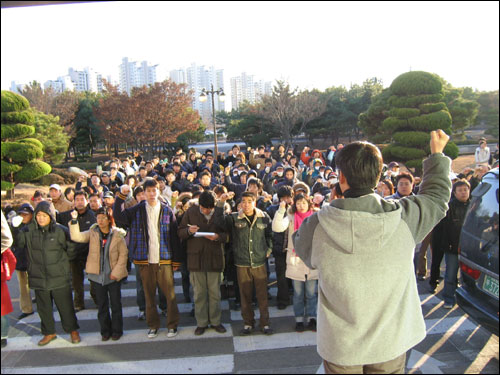 지역공동대책위는 6일 경상대 조무제 총장 퇴진과 사법처리를 요구하는 집회를 가졌다. 